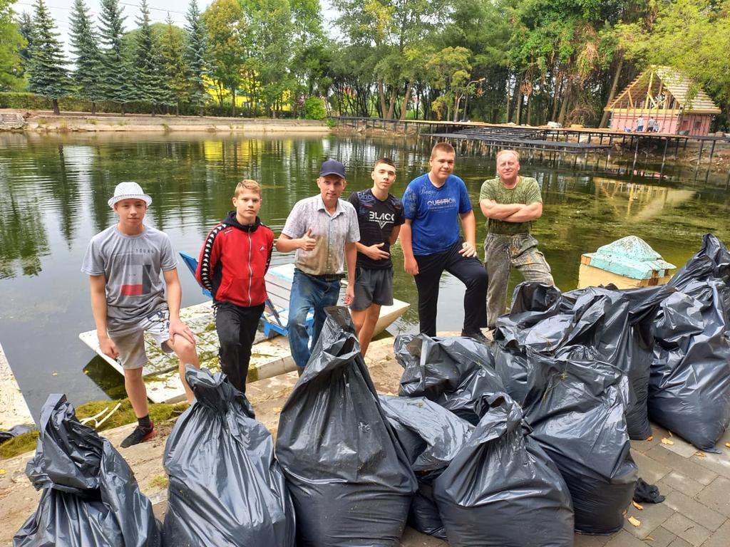 Вместе с депутатами Городского Совета Зайцевым Андреем, Гатиным Александром и спортсменами ДЮСШ почистили пруд в Летнем саду...