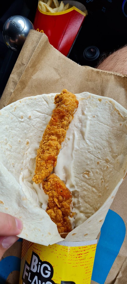 Venosos's tweet photo. 25 Minutes wait at the McDonald's Crystal peaks Sheffield after gym and before I start at work and I get this... Wheres my salad? WHAT A MESS. Thanks #mcdonaldsuk #Mcdonalds https://t.co/dDomEJqzoO