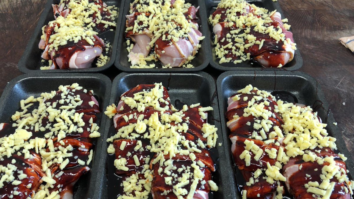 Hunters chicken🤩 - chicken breast wrapped in smoked streaky bacon in a bbq sauce topped with Lancashire cheese.👌

-£4.99