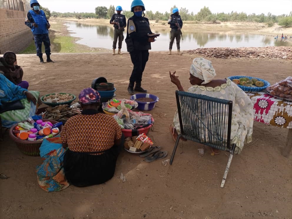 UN_MINUSMA's tweet photo. Ds le cadre de ses activités de protection des civils, la police des Nations Unies 
@UNPOL effectue régulièremt des patrouilles de longue portée à #Kabara. Le 27/7, au cours de l’une de ces patrouilles, l'équipe d'UNPOL ainsi qu’une équipe de la communication de la MINUSMA, [...] https://t.co/6jhg7ThVLN