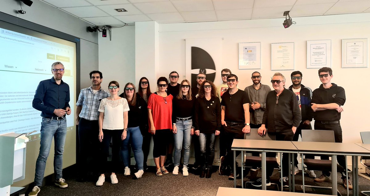 bazi1107's tweet photo. Heute besuchte das #imsimity #greenshoesteam das @VDC_Fellbach 💚
Dickes Danke an GF Christoph Runde und sein Team für den inspirierenden Austausch zu aktuellen #XR Technologien und den Ausblick in die Zukunft von #AR und #VR!
@imsimity https://t.co/TD5SWEyWKi