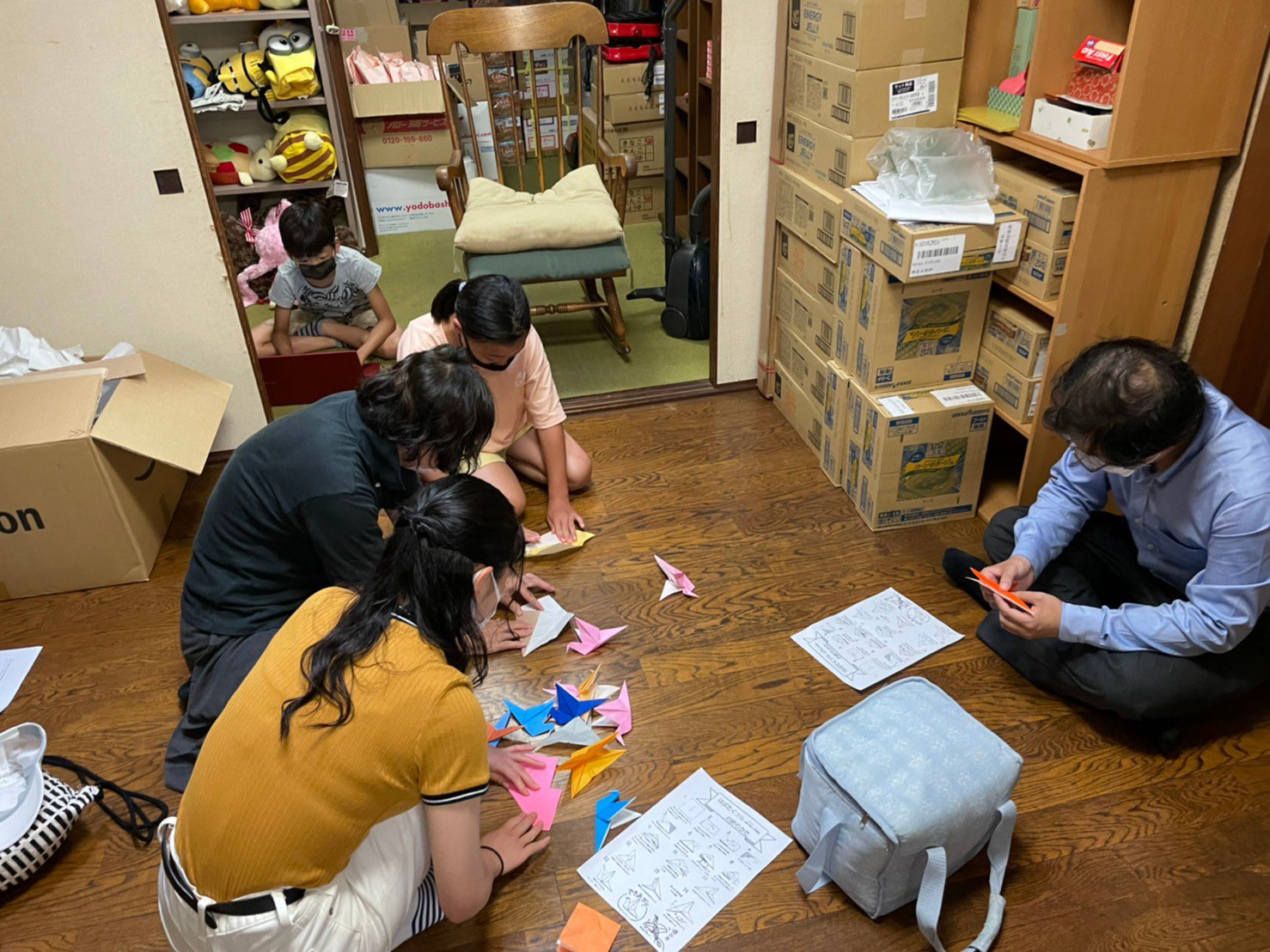 地域交流スペースcafeあずま A Twitter 吉田のお姉さんによる平和学習会 何故戦争が起こったか そして広島や長崎に原子爆弾が投下されたのか 原爆パネルや戦争で焼き出された子供の姿を見て 参加した子たちは どう感じたのかな 平和学習会の後 パタパタ鶴の