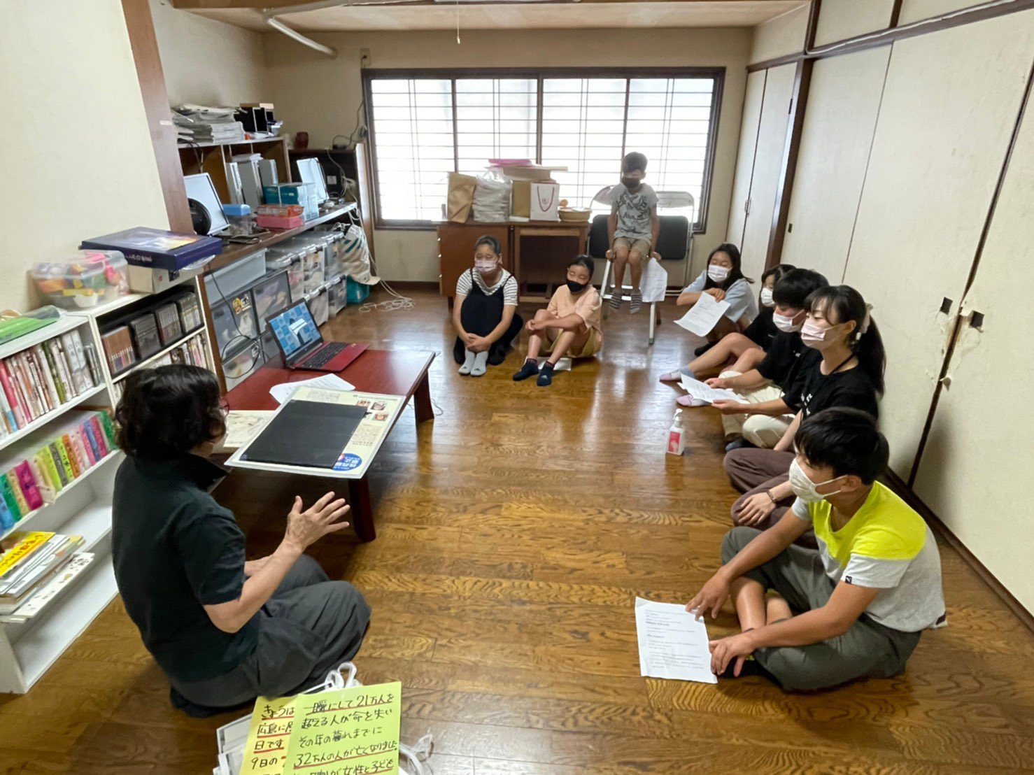 地域交流スペースcafeあずま Al Twitter 吉田のお姉さんによる平和学習会 何故戦争が起こったか そして広島や長崎に原子爆弾が投下されたのか 原爆パネルや戦争で焼き出された子供の姿を見て 参加した子たちは どう感じたのかな 平和学習会の後 パタパタ鶴の