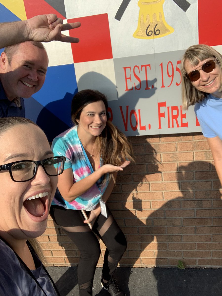Stacey_Patter's tweet photo. @MtUllaES #WRFD #SmokingHotTeacher https://t.co/FcLBePkMLM