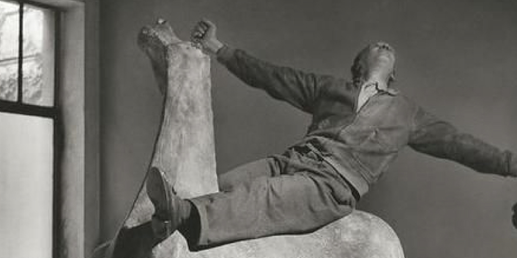 #AccadeOggi

Moriva oggi #MarinoMarini, scultore e artista italiano del ‘900. 

📸 Lo ricordiamo con una splendida immagine nello scatto del grande fotografo #HerbertList nel suo studio a Milano.