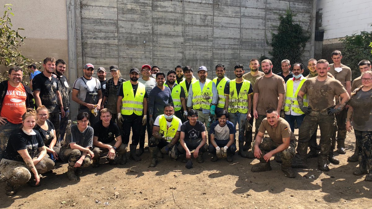 MKA_Friedberg's tweet photo. Ein kleiner Beitrag der #AhmadiyyaJugend in #Dernau nach der Flutkatastrophe.

#AhmadiyyaJugend
#Friedberg
#Hanau 
#Karben
#Dietzenbach
#Heusenstamm https://t.co/spVsPYHVdD