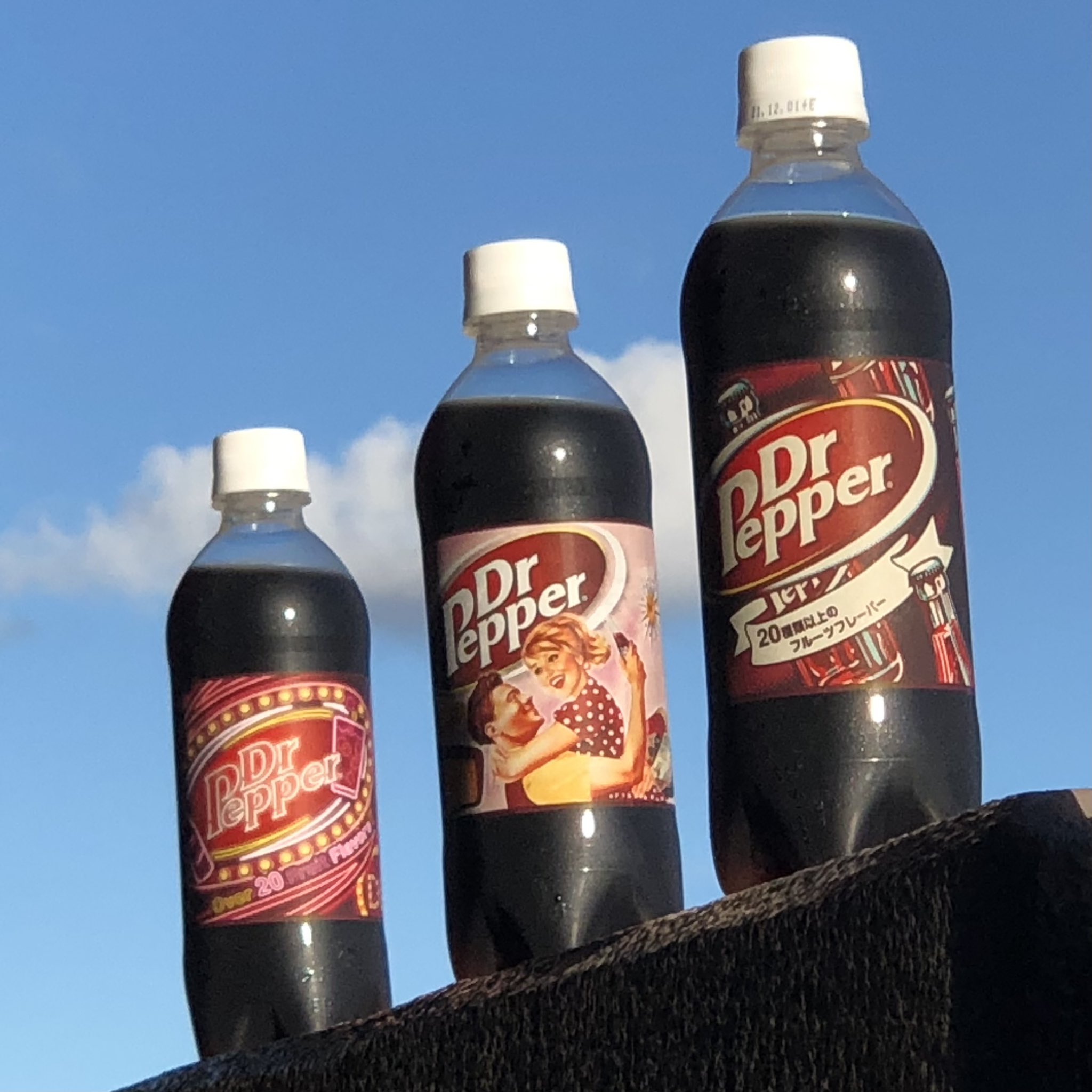 Dr Pepper Lovers Com 夏空とドクターペッパーのジェットストリームアタック 左のドクペはハッピーな感じが好きです 真ん中の50年代アメリカ風イラストはエモい感じが好きです 右手前のラベルは単純にかわいいので好きです T Co Omdn8ifkwq