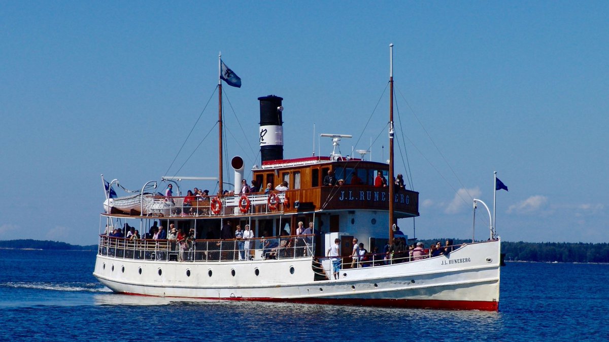 DiscoverFinland's tweet photo. Most visitors come to Porvoo to discover its charming Old Town, but there is plenty for the adventurous and active types, from hiking, biking, and horse riding in nature, or experiencing the river and archipelago by SUP board, kayak, or leisurely cruise: https://t.co/SXbUIpIo2I https://t.co/3iMpDlrRwd