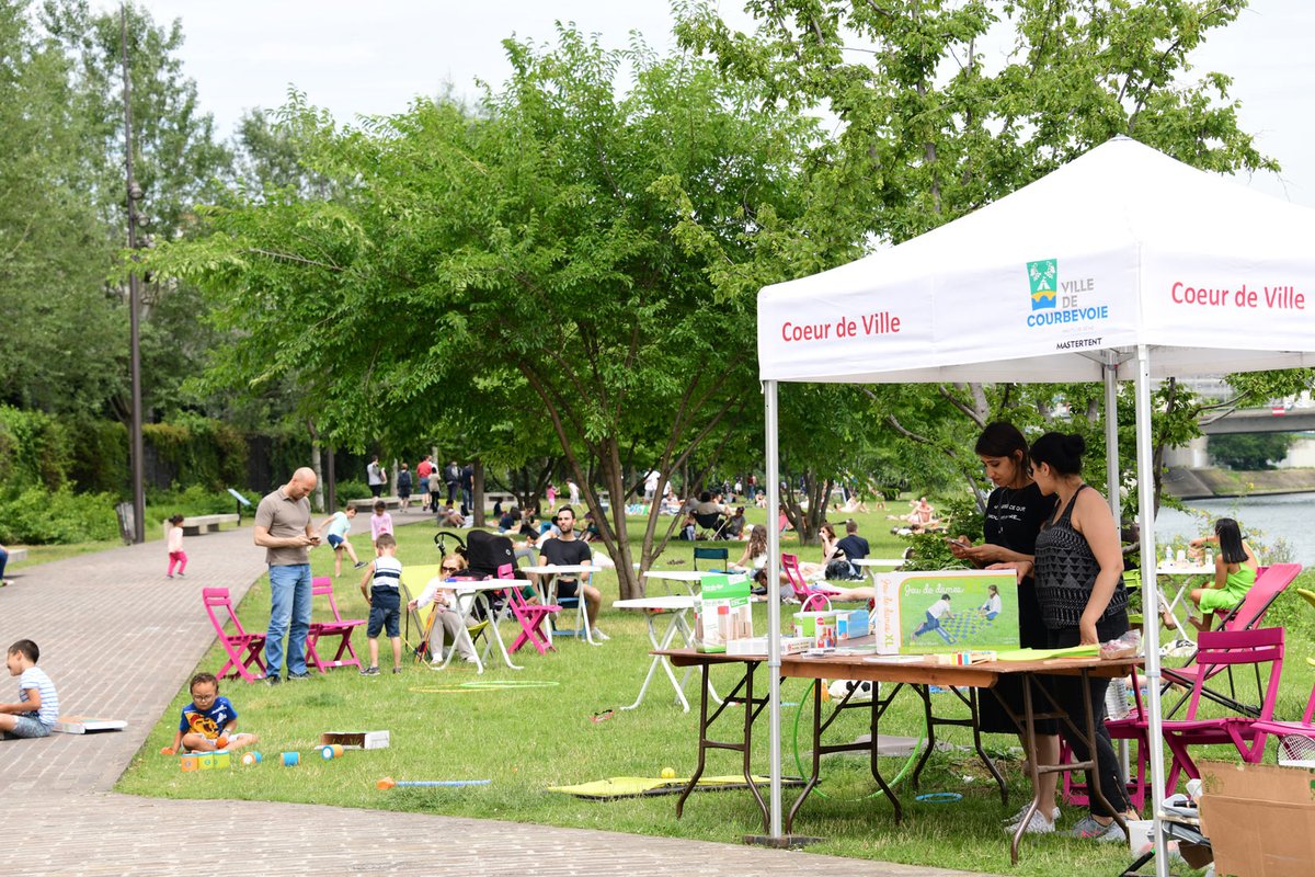 Rendez-vous  dimanche 🗓, de 14h à 19h, sur les berges de #Seine de #Courbevoie 🌞 !
Au programme : #transats, #jeux en ♟ bois, ateliers 🖍 #coloriages et jeux de 🎲 société