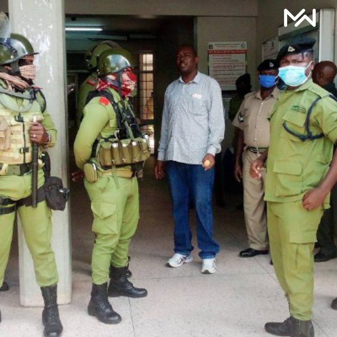MwanzoTv's tweet photo. #TANZANIA: Wakili wa Mhe. Freeman Mbowe (mwenyekiti CHADEMA), Peter Kibatala, amezuiliwa na polisi ili asizungumze  na wanahabari baada ya kusikilizwa kwa kesi ya Mbowe katika mahakama ya Kisutu. Baada ya mabishano ya muda, Wakili Kibatala aliruhusiwa kuongea na wanahabari. https://t.co/Wvaql43DLh