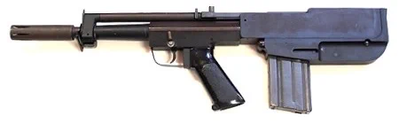 別にロシア兵器好きって訳でもなくただ変な形してるからって理由で購入したMODIFY製PP-2000だけど何でこれに惹かれたかようやくわかった気がする。
アメリカで往年に開発された珍銃ブッシュマスターになんか似てるんだよな、棒状のパーツとか無機質な箱型のパーツとかが😅 