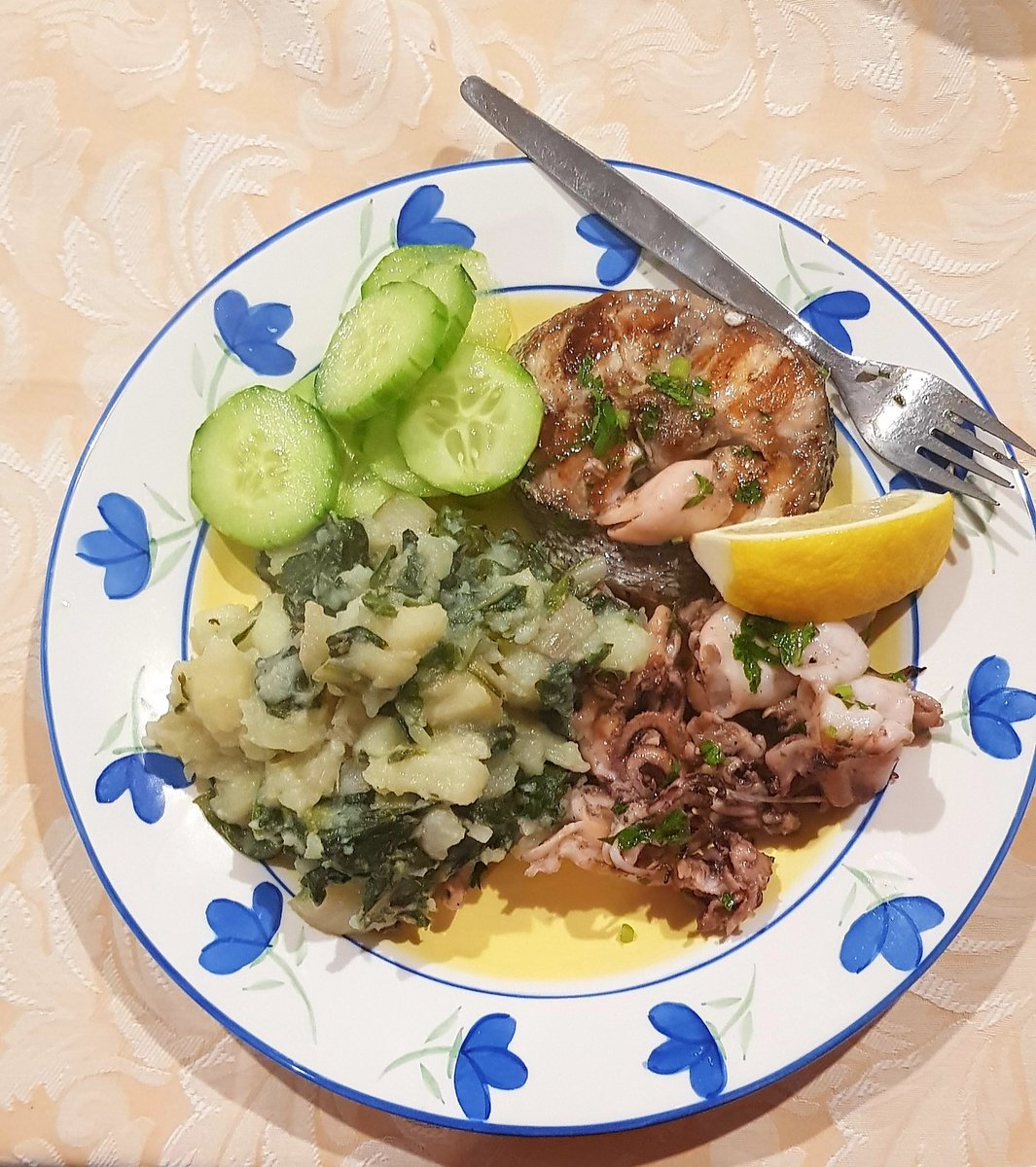 warriorboy67's tweet photo. Cooked a different type of barbie tonight for our #lockdown6 dinner. It went down a treat with the fam. 🐟🍷 #bbq #calamari #fishchops #blitva https://t.co/cxIRYIR6y8
