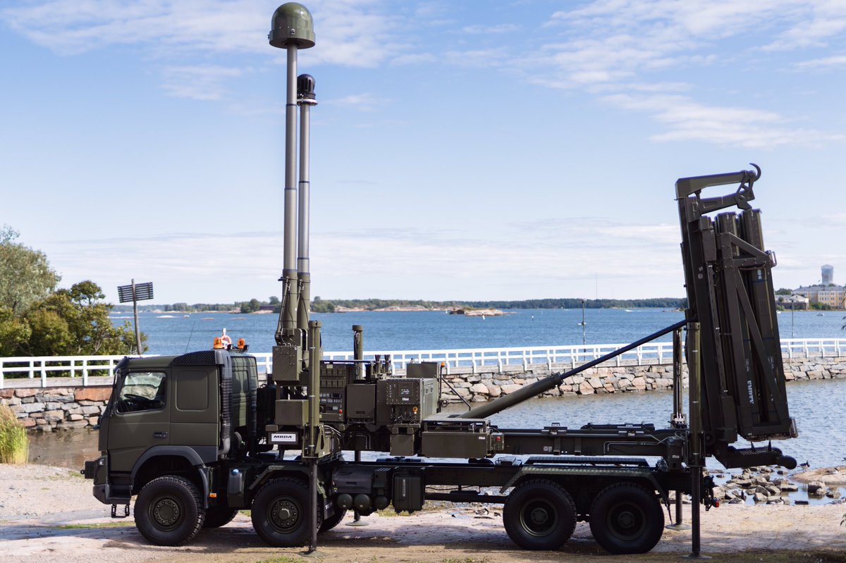 MBDAGroup's tweet photo. MBDA:lla oli ilo esitellä Finnish Land Ceptor -ilmatorjuntajärjestelmää Suomen ilmavoimien komentajalle. #Kaivari21 #LRADS https://t.co/mb6bYKBytZ