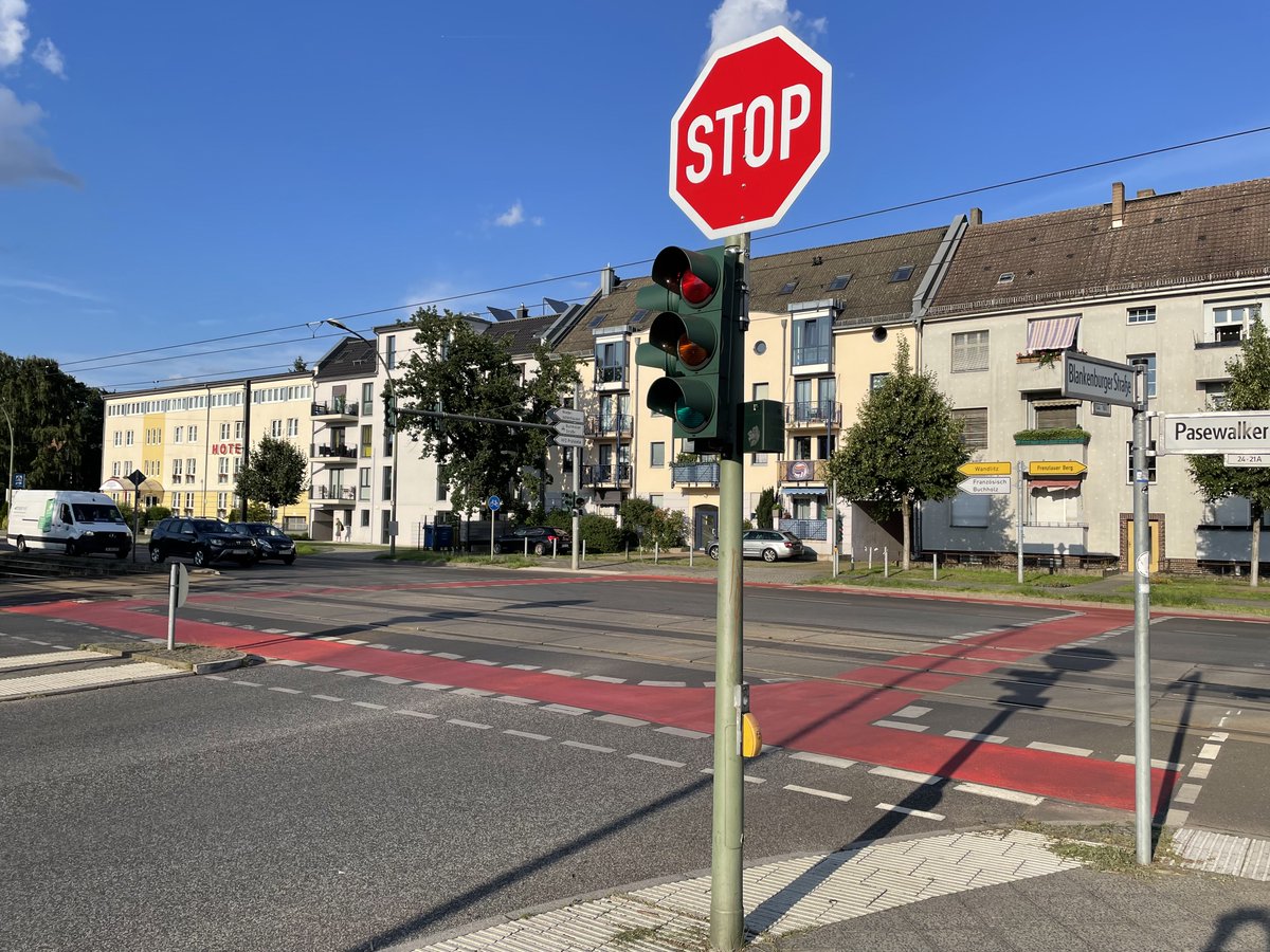 Auch in den Außenbezirken braucht es sichere Radwege. In #FranzösischBuchholz, #Karow und #Blankenburg haben wir daher jetzt eine Reihe von Radfurten rot eingefärbt, um die Sichtbarkeit des #Radverkehr zu verbessern.
#VisionZero #Fahrradfahren #Radfahren #Rad #Pankow