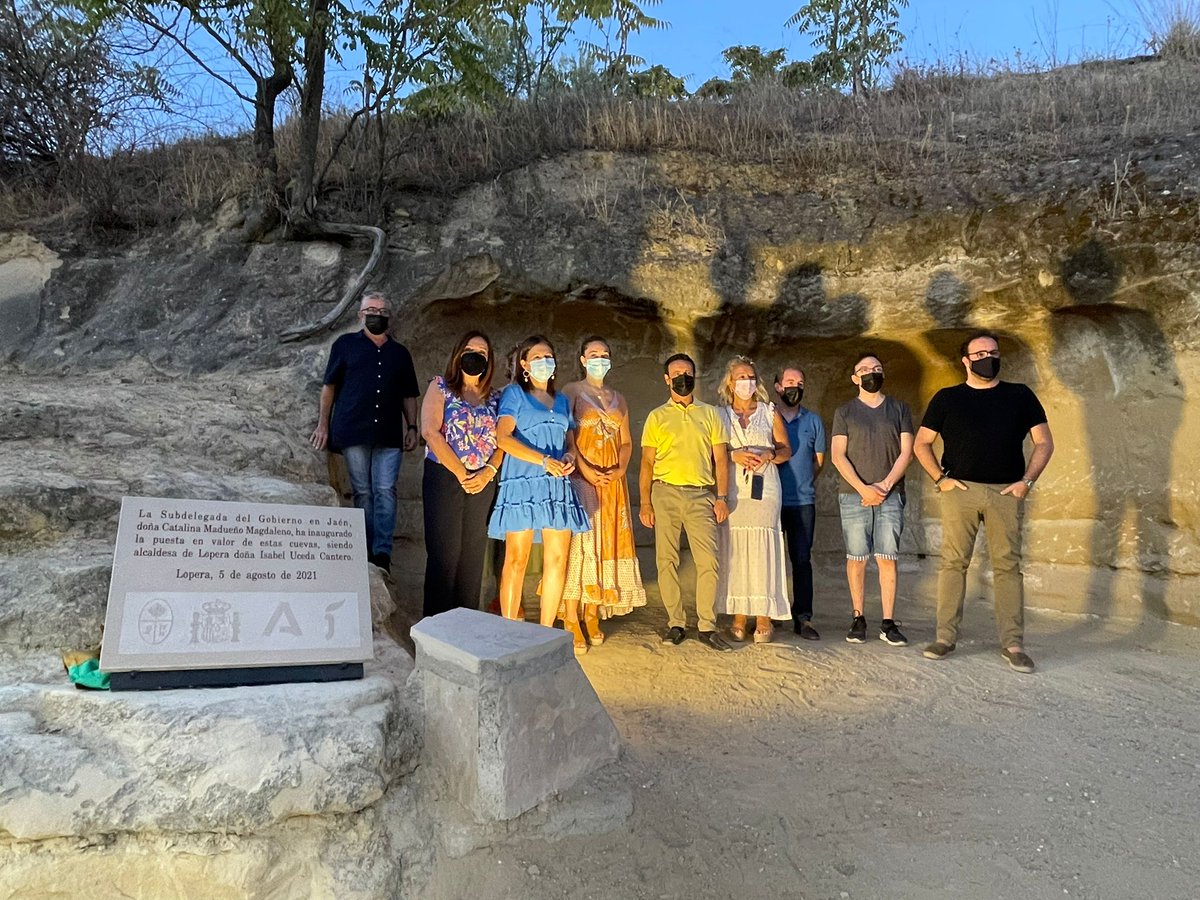 ➡️<a href="/Cati_Madueno/">Catalina Madueño</a> participa en la inauguración del entorno de las antiguas casas cuevas de #Lopera, con presupuesto de 2⃣5⃣9⃣.0⃣0⃣0⃣, de los que el Gobierno ha aportado 1⃣7⃣8⃣.7⃣1⃣2⃣ euros 🚧