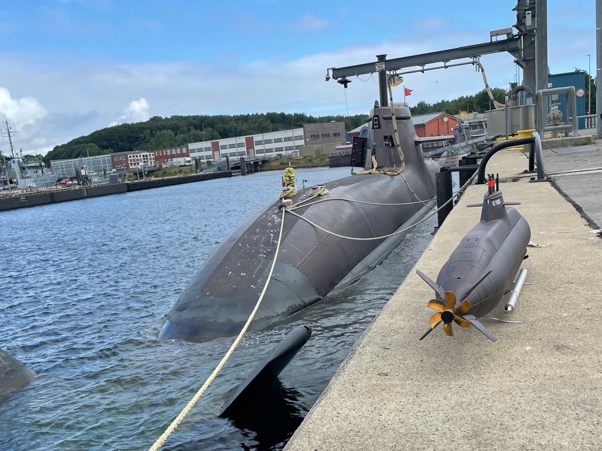 deutschemarine's tweet photo. #U33 Mini-Me: Herr Fluck vom Hauptzollamt #Itzehoe baute in seiner Freizeit dieses tauchfähige #UBoot der Klasse U212A nach. Wir wünschen ihm immer einen fingerbreit Wasser unterm Kiel! 😉
#Modellbau #Zoll
🚁Auch interessant: 👇
https://t.co/86LgcBllDK https://t.co/JTSQ9pptqG
