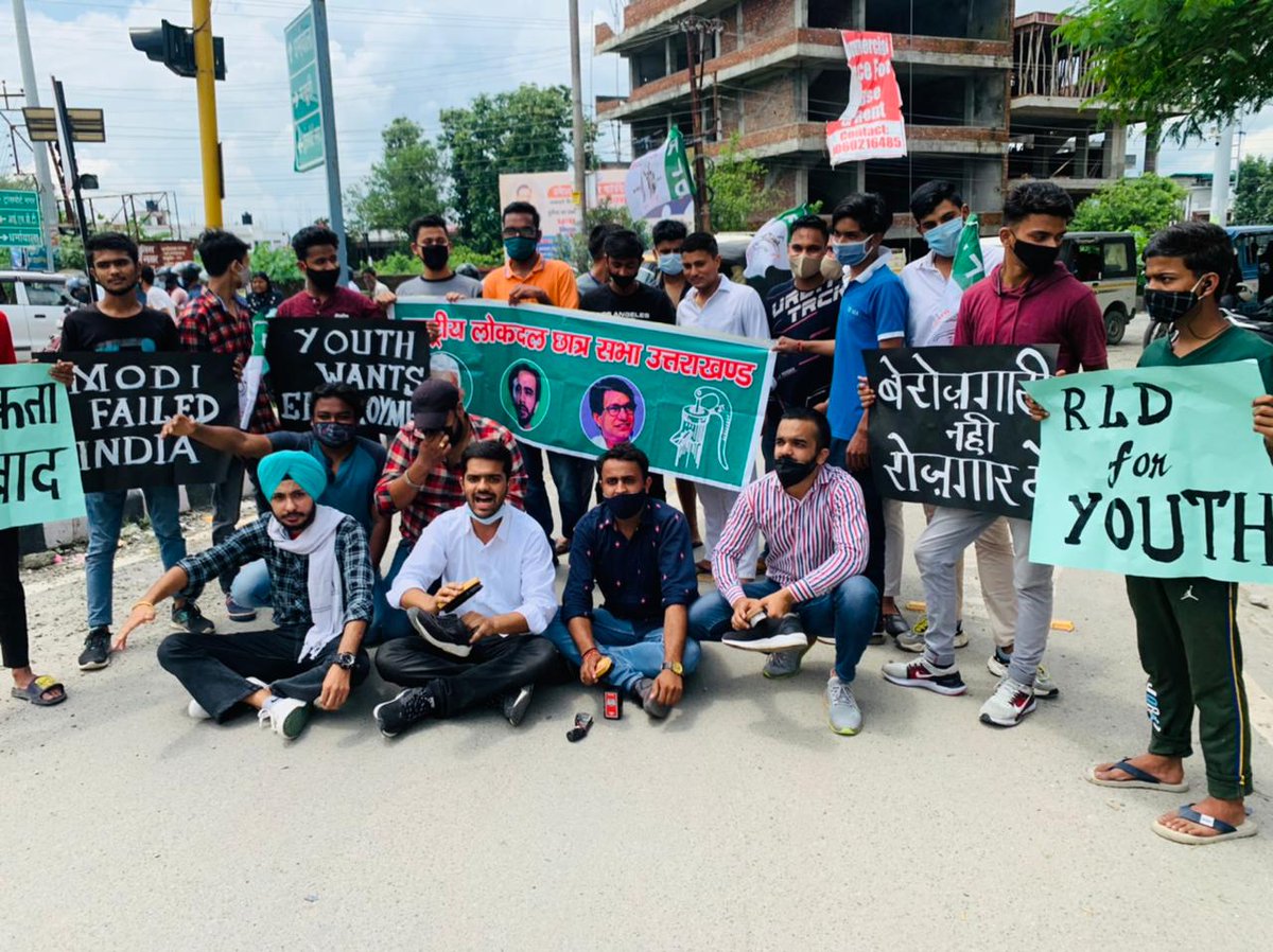 BhanuRLD's tweet photo. राष्ट्रीय लोकदल छात्रसभा #उत्तराखंड ने देश में बेरोजगारी और कोरोना काल में बदहाल शिक्षा व्यवस्था को लेकर देहरादून में बूट पॉलिश कर सांकेतिक धरना प्रदर्शन किया। 

#बेरोजगारी #Unemployment #modifailedindia 
@jayantrld @RLDparty https://t.co/eyproMAH5U