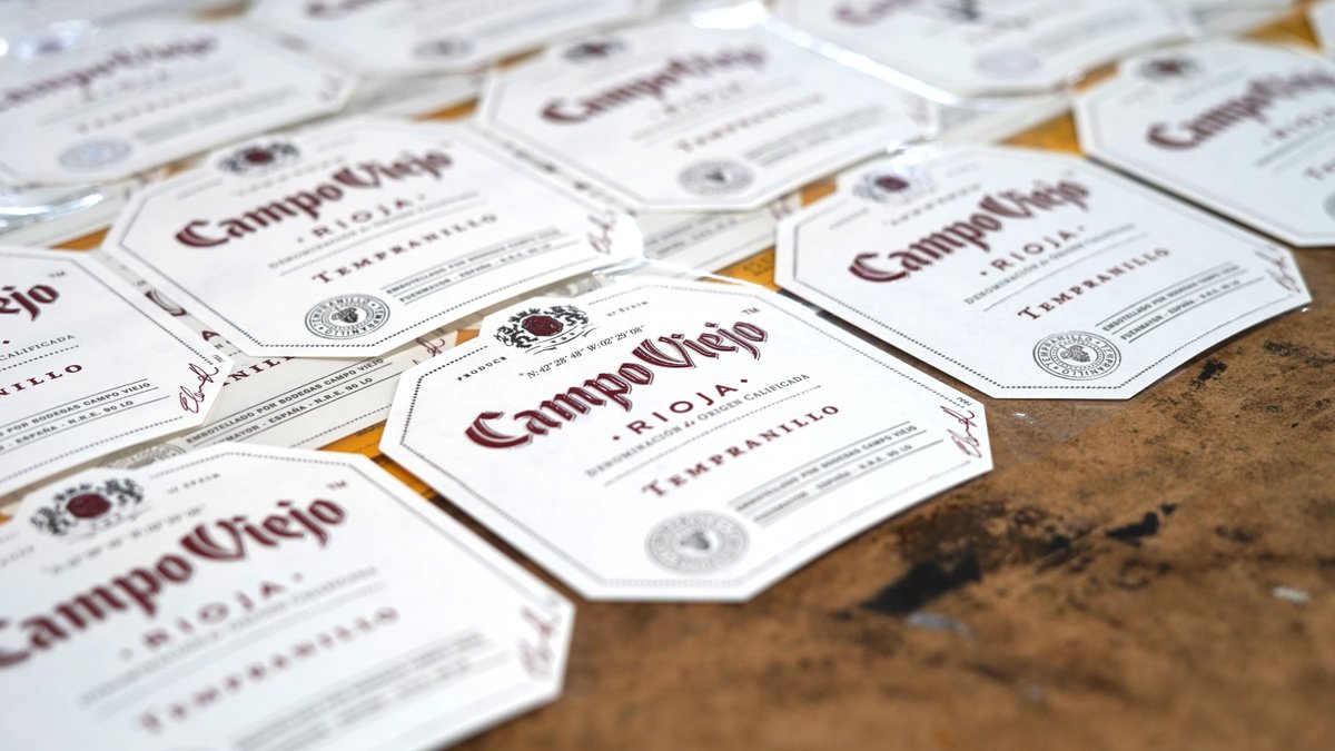 La etiqueta de <a href="/CampoViejoRioja/">Campo Viejo Rioja</a> Tempranillo tiene una personalidad clásica y con carácter. 🪢 Una etiqueta que define al vino. 🍷

🖌️ Técnica: Acabados barniz relieve serigráfico, stamping plata en Papel Rústic Blanc.

#GrupoArgraf #EtiquetasSofisticadas #SinLímitesATuCreatividad