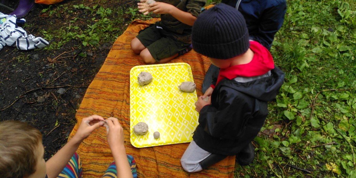 SchoolElements's tweet image. The end of a very successful second week of our sold out Helens' Bay summer scheme! Thumbs up all round from the great attendees. Everything from forest to river to beach! Whittling, clay making, fire building... Can't get it anywhere else 💚