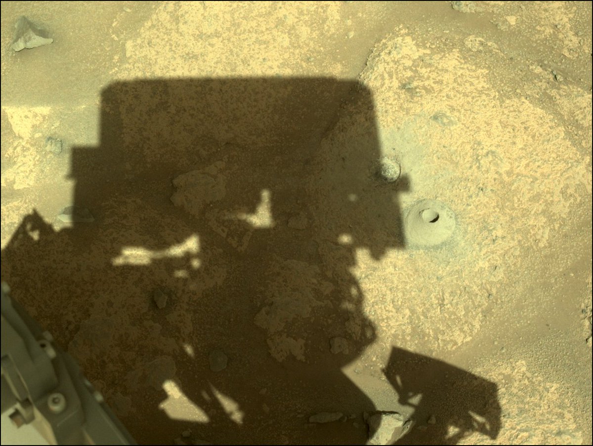 My first drill hole on Mars! Collecting and storing rock samples is a big and complex task, and this is a huge step. Next step: processing. #SamplingMars

go.nasa.gov/perseverance-r…