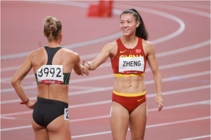 iChongqing_CIMC's tweet photo. Nina Schultz renounced her Canadian citizenship and was naturalized as a Chinese citizen to fulfill her grandma's #Olymic dream.
She competed as Zheng Nina in Women's #heptathlon at #Tokyo2020 and ranked 10th in the final.💪 https://t.co/m6uec0uQAe