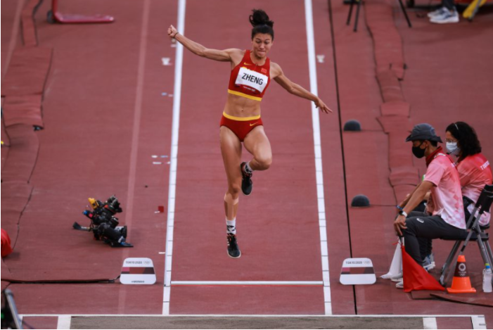 iChongqing_CIMC's tweet photo. Nina Schultz renounced her Canadian citizenship and was naturalized as a Chinese citizen to fulfill her grandma's #Olymic dream.
She competed as Zheng Nina in Women's #heptathlon at #Tokyo2020 and ranked 10th in the final.💪 https://t.co/m6uec0uQAe