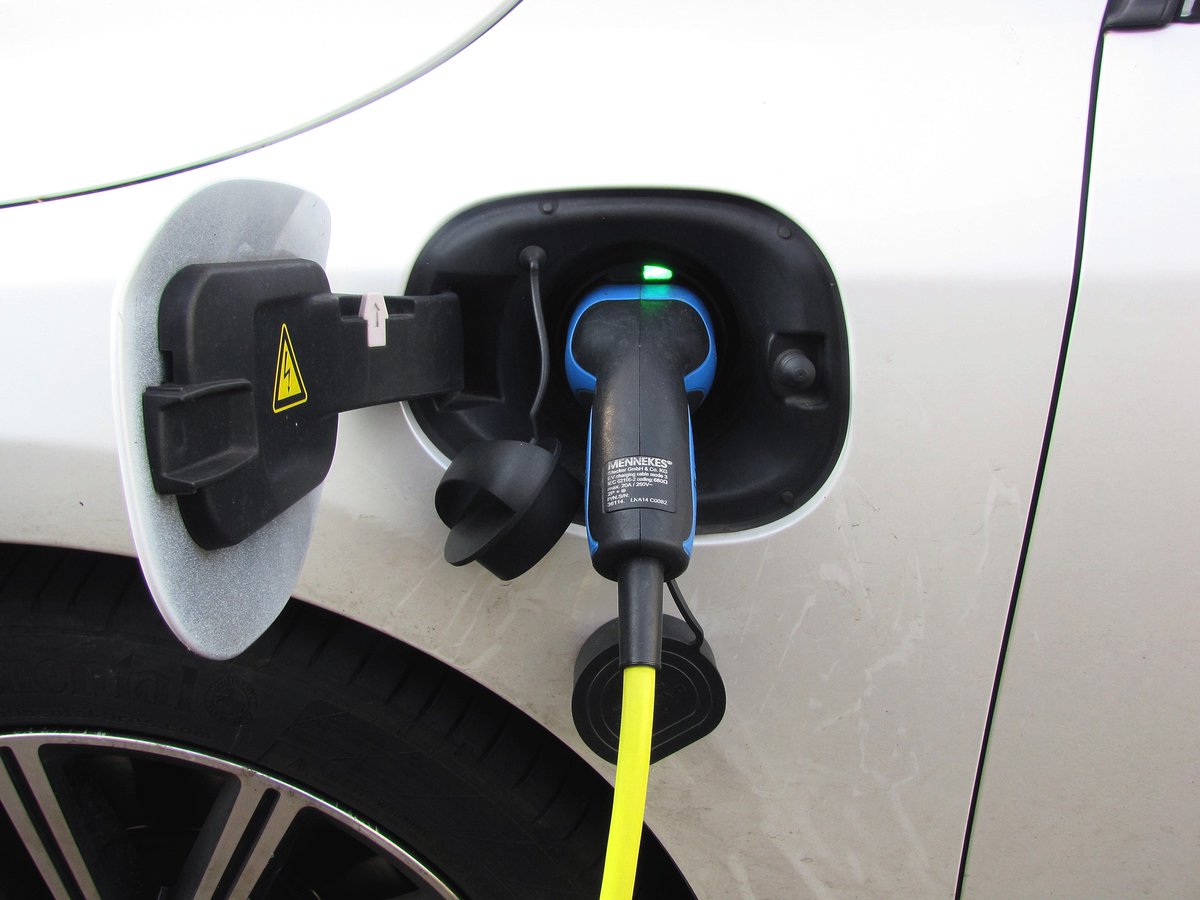 MieegEnergy's tweet photo. We don't have enough #batteries to electrify all the #cars. In 2028 we'll have 40 million #electric battery cars, not enough to cover world demand. One of the alternatives is to use car equipped with an electric #generator, powered by #biomethane or #hydrogen https://t.co/A043Vcqz0N