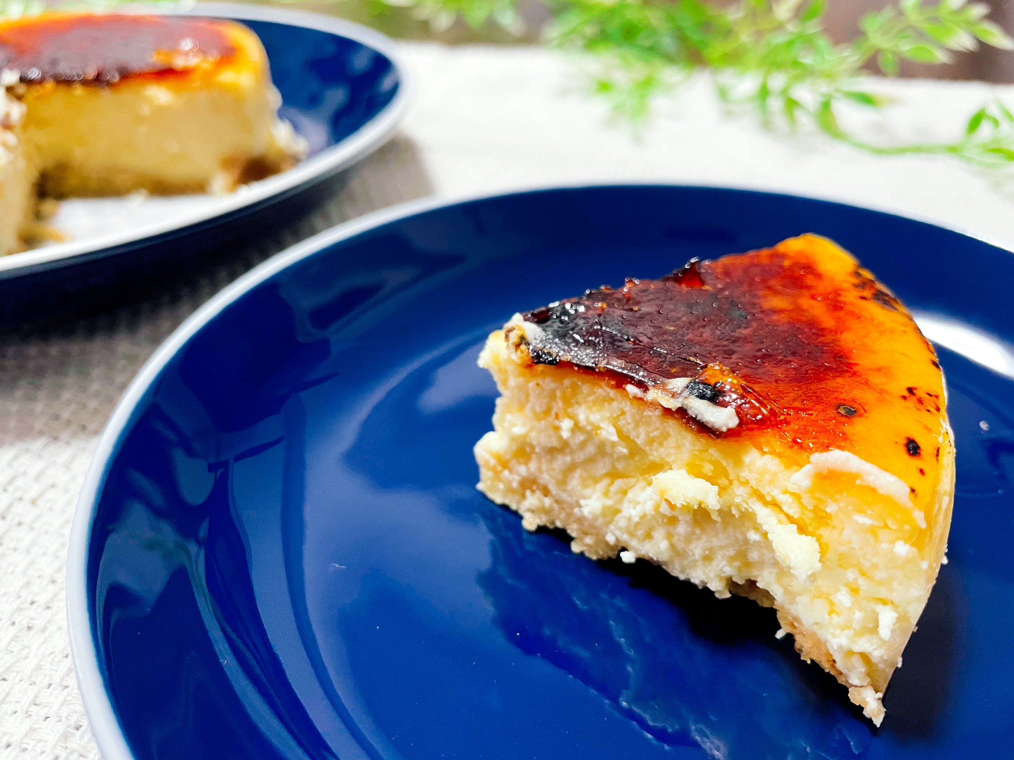 ひらい チーズケーキ好きと繋がりたい Puzo 沖縄のチーズケーキ専門店 マンハッタンの恋 表面がキャラメリゼでカリカリしてる珍しいチーズケーキ キャラメリゼの甘苦な香ばしい風味とスッキリ爽やかなチーズ生地 レモンが効いてて夏に