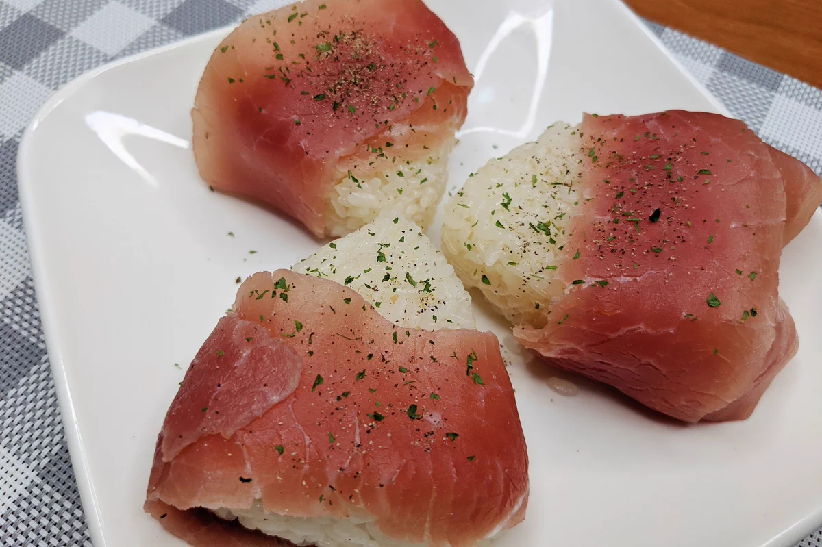 クリームチーズ+生ハム+ご飯で絶品料理に！とっても美味しそうな「おにぎり」レシピ！