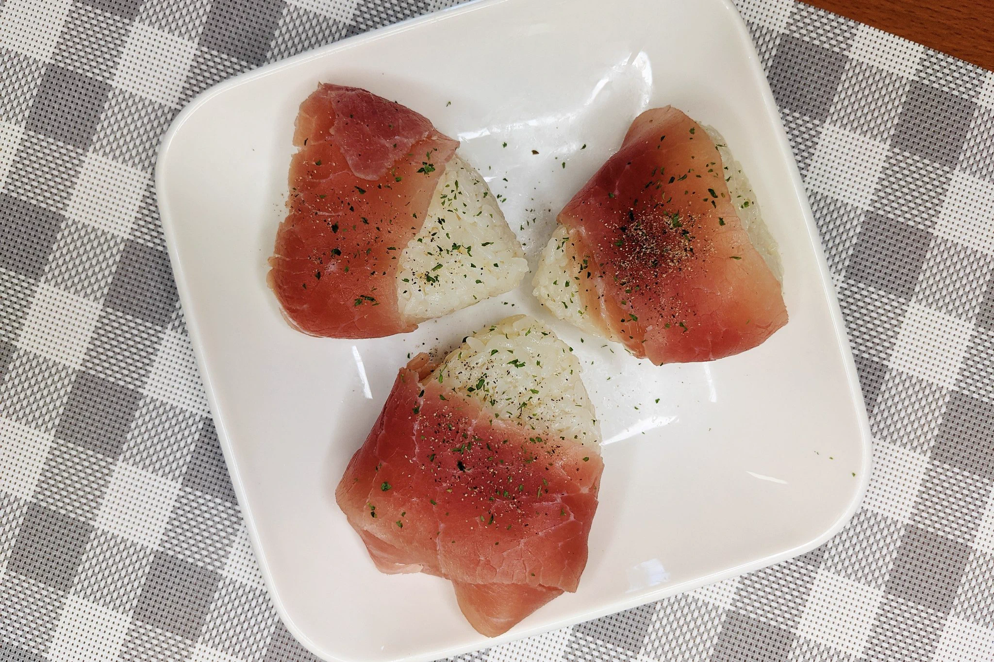 クリームチーズ+生ハム+ご飯で絶品料理に！とっても美味しそうな「おにぎり」レシピ！