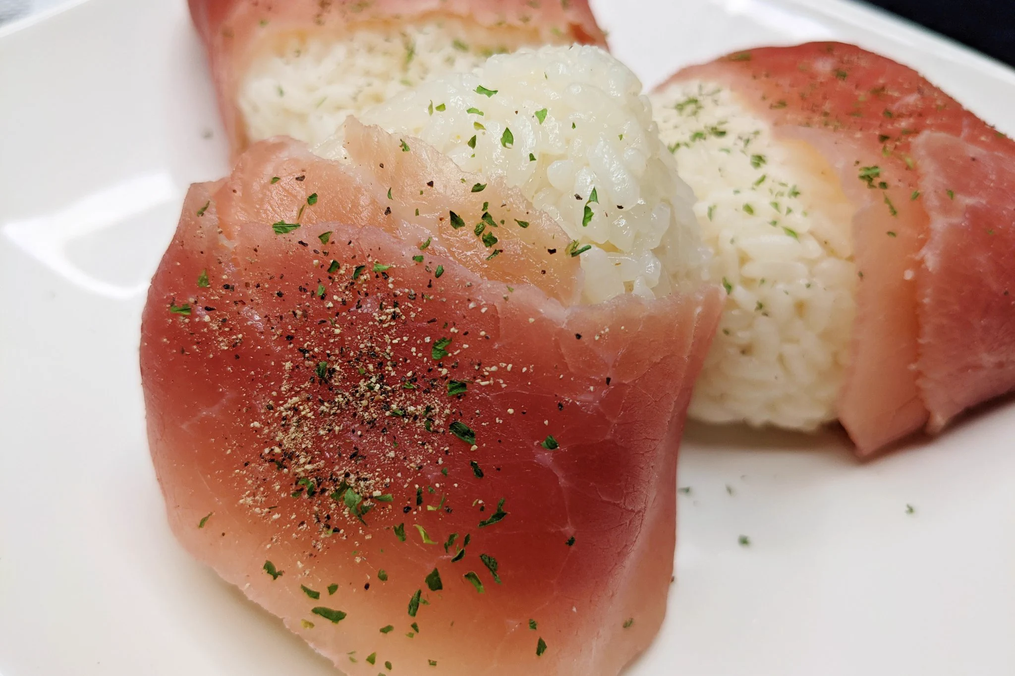 クリームチーズ+生ハム+ご飯で絶品料理に！とっても美味しそうな「おにぎり」レシピ！