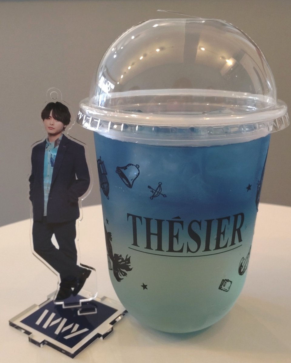 biscuit_l's tweet photo. 今日は推しの概念を飲むなどした(？)
写真だと水色に見えるけど下半分は緑です………… https://t.co/jvhZ5DHOj1