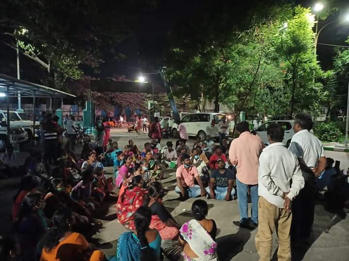 பணி வழங்கக்கோரி நள்ளிரவிலும் தொடரும் தூய்மைப் பணியாளர்களின் உள்ளிருப்பு போராட்டம்! 

10 வருடங்களாக புயல், மழை, வெள்ளம், கொரோனா உள்ளிட்ட பேரிடர் காலங்களில் சென்னை மாநகராட்சிக்கு உழைத்த  ஆயிரக்கணக்கான தூய்மை தொழிலாளர்கள் 8 மாதங்களாக வேலை இழந்துள்ளனர்.