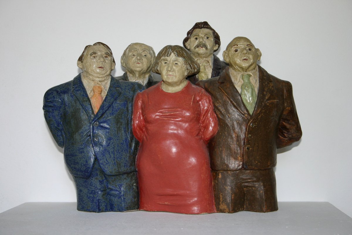 Tonamilazzo's tweet photo. "ihr Bild von #Angela_Merkel ?" ist Thema im #Zeit_Magazin Schon 1999 als Merkel Generalsekretärin war fiel mir ihre rote Lieblingsfarbe auf. „Gruppenbild mit Dame“ nannte ich mein Werk 
2007 stellte ich sie in der Plastik „Der Aktenträger“ mit ihrem maßgeschneiderten Jackett dar https://t.co/0go9MJyLaa
