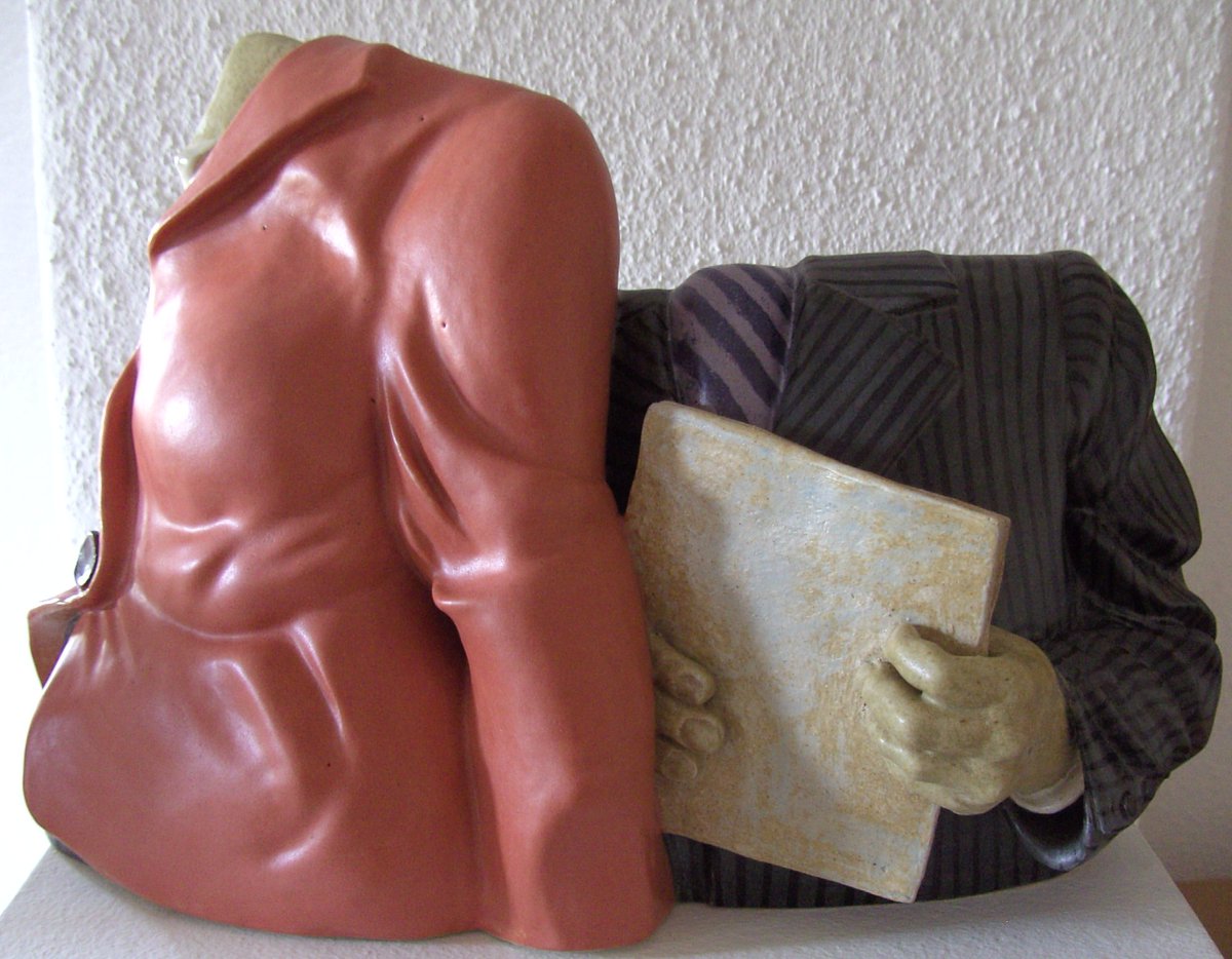 Tonamilazzo's tweet photo. "ihr Bild von #Angela_Merkel ?" ist Thema im #Zeit_Magazin Schon 1999 als Merkel Generalsekretärin war fiel mir ihre rote Lieblingsfarbe auf. „Gruppenbild mit Dame“ nannte ich mein Werk 
2007 stellte ich sie in der Plastik „Der Aktenträger“ mit ihrem maßgeschneiderten Jackett dar https://t.co/0go9MJyLaa
