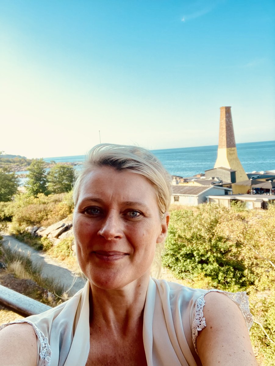 NYT JOB? Sommertid er tænketid. Trænger du til nyt job med masser af mening &amp; muligheder? Vi søger en partnerskabschef på Folkemødet. Du får verdens vildeste udsigt og en central rolle i udviklingen af hele DKs #FMDK. Søg inden 10. august.🔥 folkemoedet.dk/om-folkemodet/…