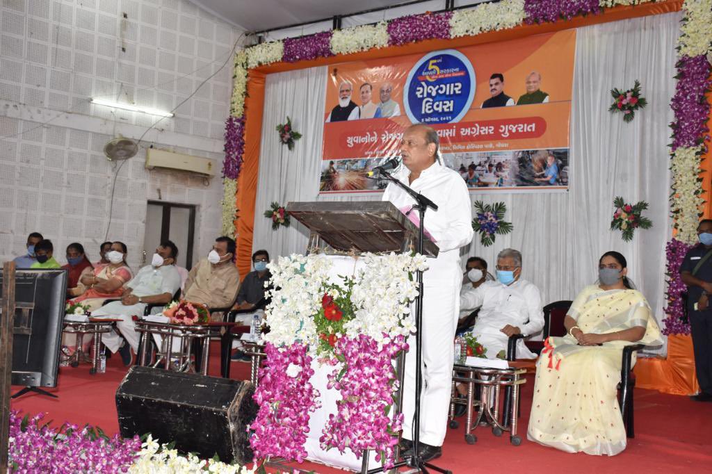 Sharing some key moments of #RojgarDivas celebrations at Godhra (district Panchmahal) where beneficiaries were felicitated. 1/2