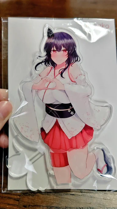山城アクスタ届きました!初めて栄光さんで印刷しました…!
13cmなので手のひらより少し小さいくらいです
※色綺麗に撮るの下手ですみません 