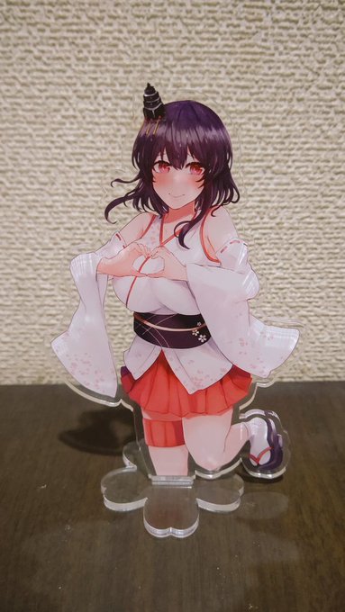 山城アクスタ届きました!初めて栄光さんで印刷しました…!
13cmなので手のひらより少し小さいくらいです
※色綺麗に撮るの下手ですみません 