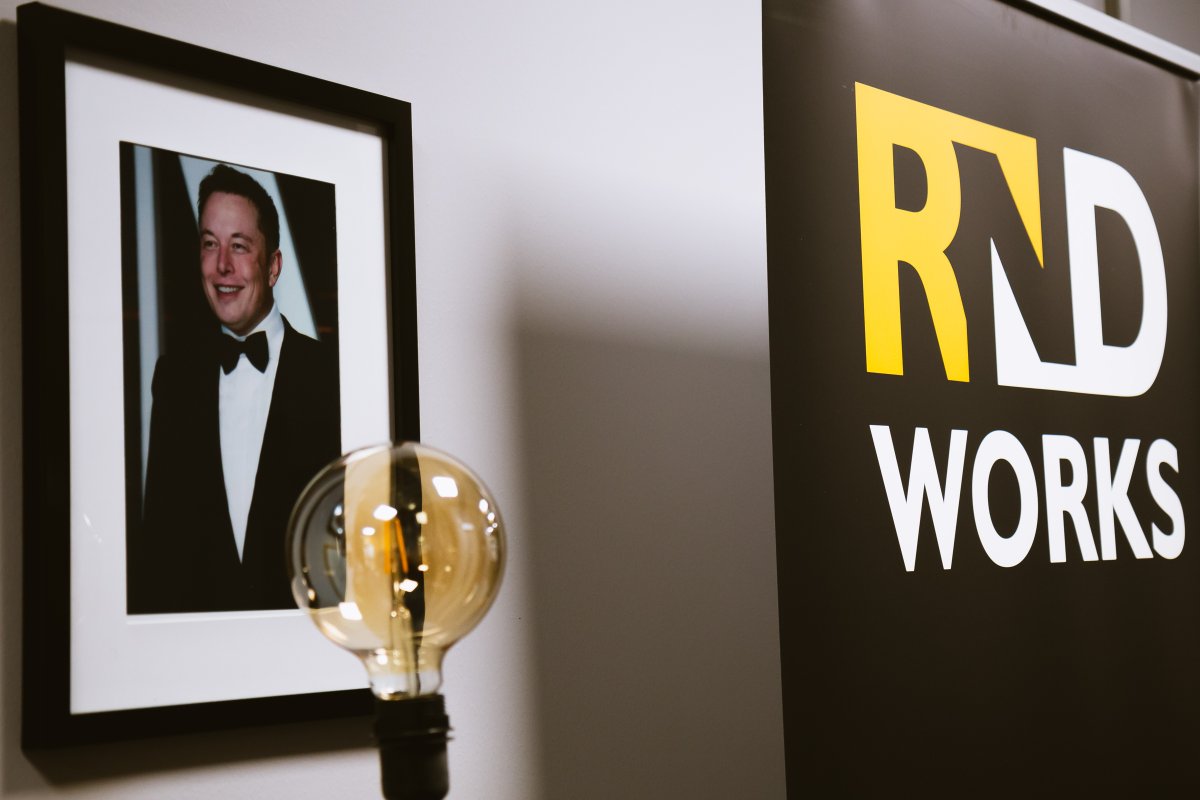 Kesähelteissä rentoutuneisiin loma-aivoihin pulpahtaa joskus töihin palatessa oivallinen uusi idea. Tapahtuiko näin sinulle, mutta liiketoimintaa tehostava timanttinen visiosi kaipaa vielä hieman teknistä osaamista toteutuakseen? Pirauta tai pistä postia meille!🤝 

#rndworks