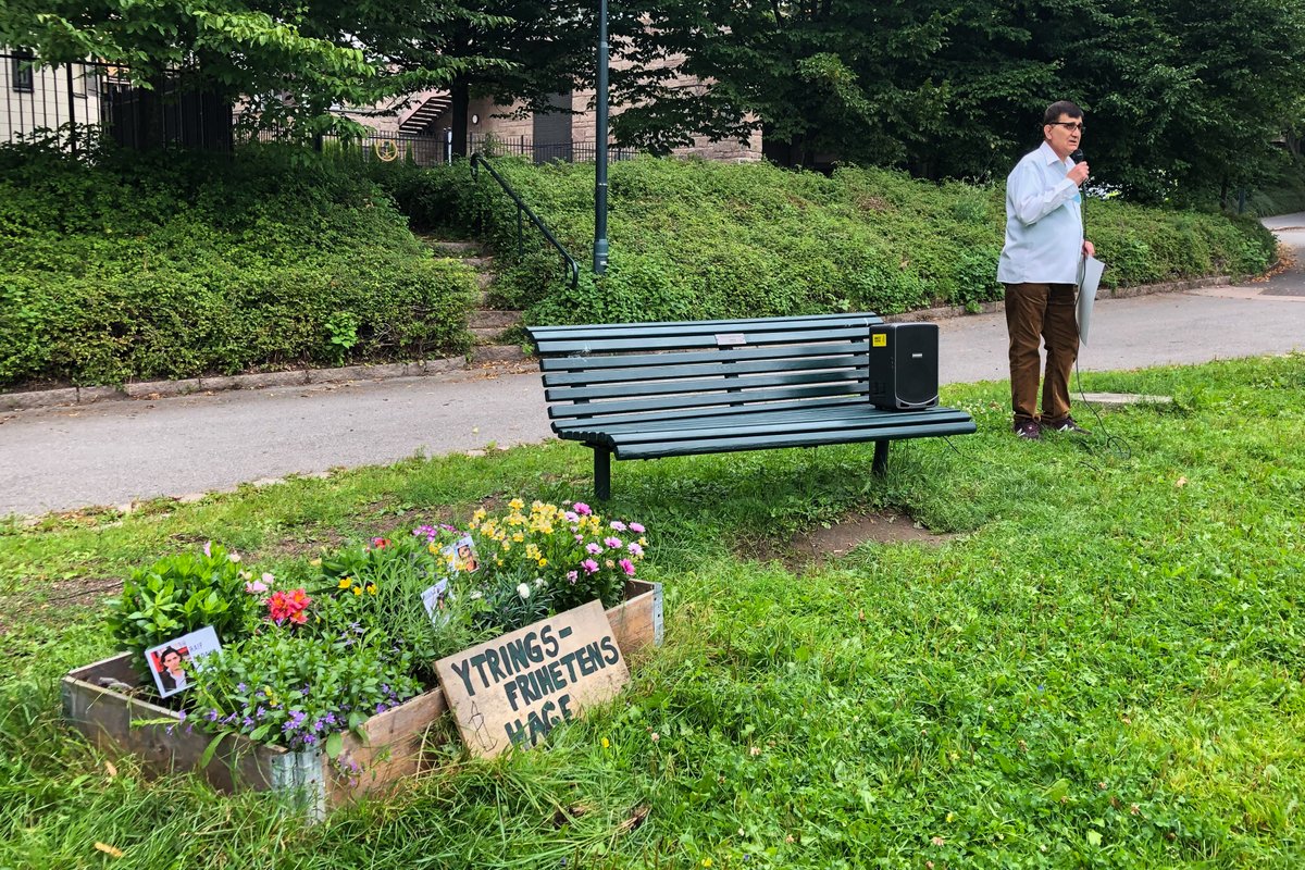 I Saudi-Arabia er Abdulrahman dømt til 20 års fengsel for en helt uskyldig tweet. Det må være lov å si sin mening i sosiale medier, uten å risikerer absurd lange fengselsstraffer. 

Signer aksjonen og kjemp for retten til å ytre seg fritt:  amnesty.no/aksjon/20-ar-i…