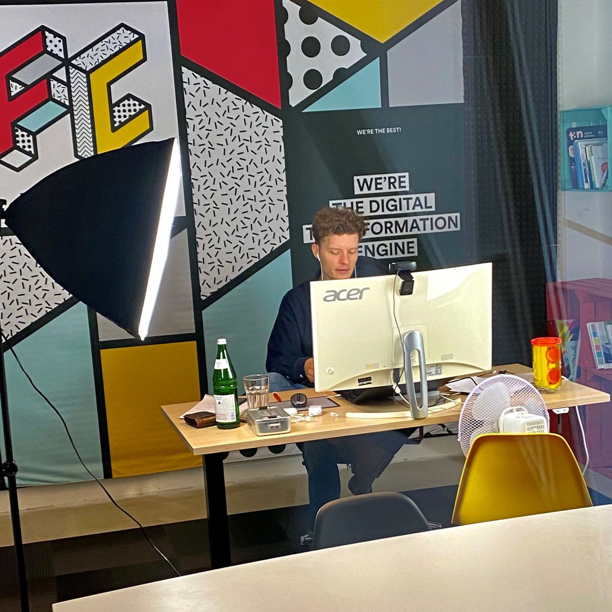 Heute sogar mit gleich zwei Workshops zeitgleich: In einem Raum läuft der Design Thinking Workshop von Wolf, während Nick im anderen einen Scoping Workshop leitet.
Erfahre hier mehr über die digitalen Workshops: bit.ly/3atSFUO