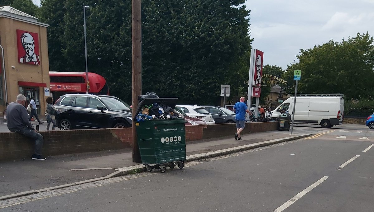 Londonr20's tweet photo. @JohnCryerMP 
@wfcouncil 
@stellacreasy 
Wednesday was the collection day and these bins here are still waiting for their collection. 
Why do we pay our council taxes when we don't receive the services?
Where are the Electables?
#WFC poor services https://t.co/HMPvySbfYp