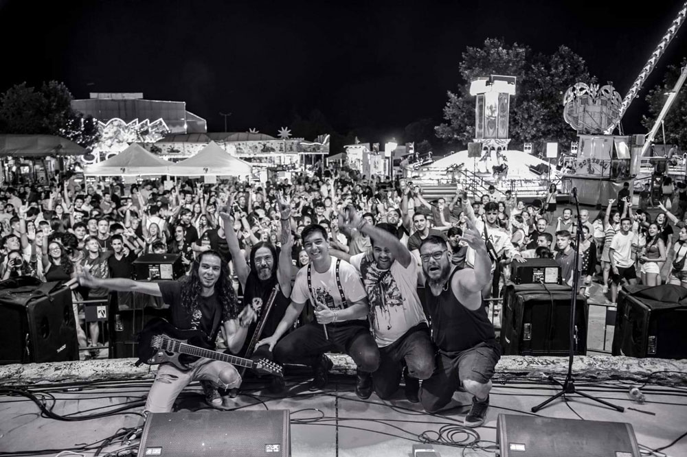 ayto_torre's tweet photo. Hoy viernes tendrás que elegir entre estos dos conciertos.  En #Torrelodones, la alegría nos une

• 21:00 h. - Concierto de “Charanga La Penúltima”. Plaza la Constitución. 
• 21:30 h. - Concierto de "Errata". Parque “Camilo Sesto”. 

https://t.co/4Gao6hMXwS https://t.co/wA5jOyxYXz
