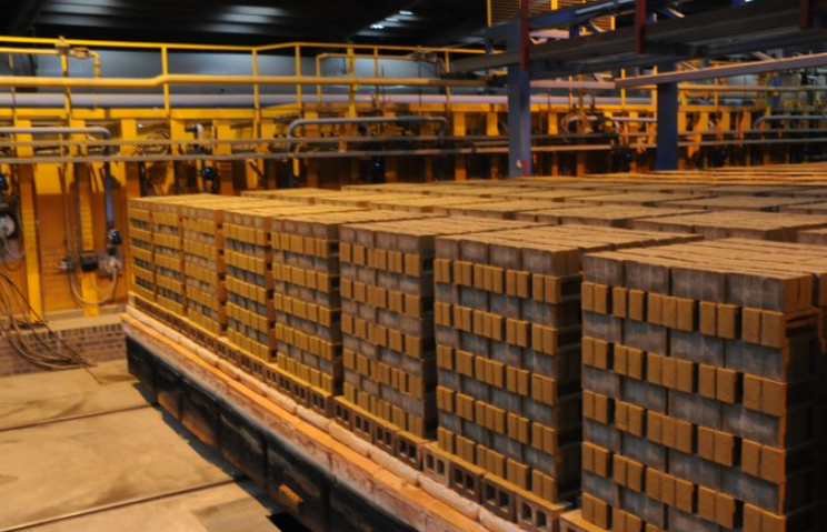 MurrayBirrellUK's tweet photo. Brick maker @ibstockbrick has warned customers that its prices are set to rise by over 10%. A #stonemason told us price increases to all materials across the board, especially timber x4 the price it was six months ago, are going to cripple #smallbuilders: https://t.co/MVtlHrtIQK https://t.co/rpp8g6Dyrd