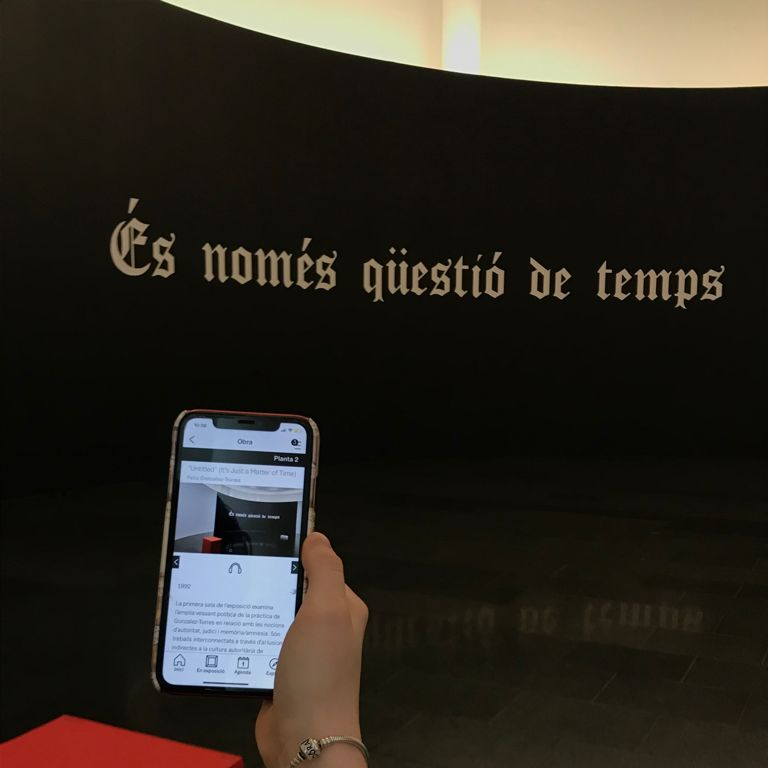 MACBA_Barcelona's tweet photo. 📲 Vols aprofundir en el contingut de la teva visita al museu? Busca el símbol de l'#AppMACBA a les cartel·les i escolta l’audioguia, amb continguts actualitzats de les exposicions #ColleccióTousMACBA i #FelixGonzalezTorres.
Descarrega-te-la gratuïtament📥https://t.co/gbNQYSWP3i https://t.co/cTgh2zWdCy