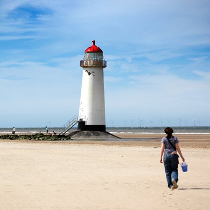 sixthingsonline's tweet photo. #TodaysBuilding 👉 Point of Ayr Lighthouse🏖

Also known as the #TalacreLighthouse, it was built in 1776 to protect shipping along the Welsh coast. Long since decommissioned, it is said to be #haunted by a ghost called Raymond, the last lighthouse keeper➡️ https://t.co/VodnpyOVCD https://t.co/wy5Dc0x0oD