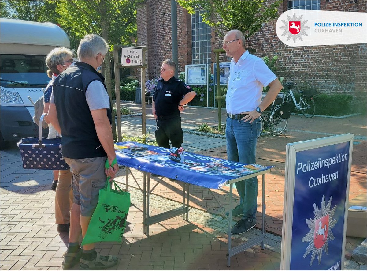 Polizei_CUX's tweet photo. Infostand des Präventionsteams
Wir waren heute mit einem Infostand auf dem Wochenmarkt in #Otterndorf und haben u.a. über aktuelle Kriminalitätsphänomene informiert. Morgen sind wir in #Cuxhaven. /mpö  

Alles Weitere findet Ihr hier: https://t.co/zMjSg7dm2X 

#Polizei #cuxPOL https://t.co/O0dYqGjkmP