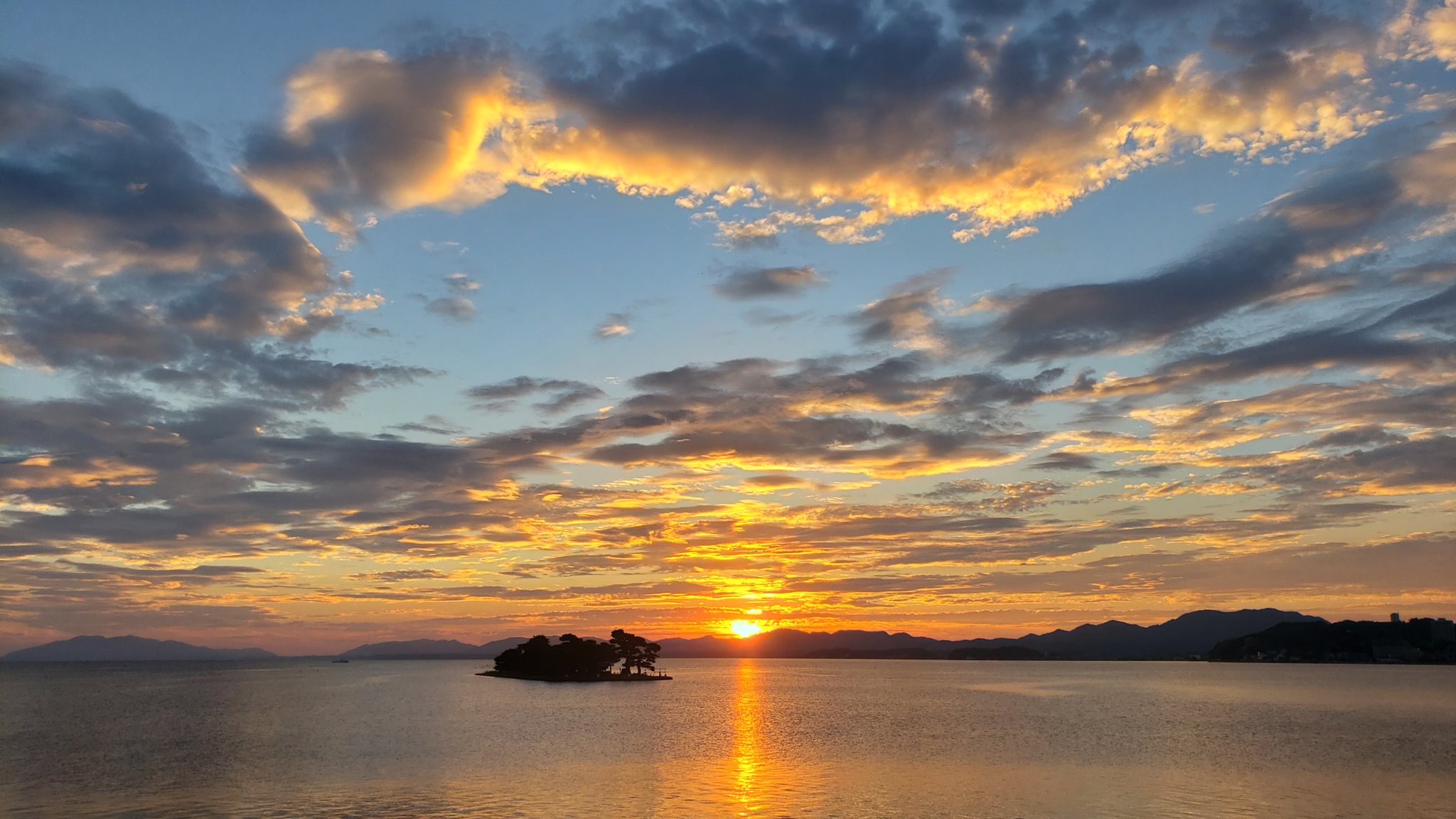 Msb38 やっぱり宍道湖の夕焼け素晴らしい 松江市 宍道湖 嫁ヶ島 夕陽 夕焼け グラデーション 写真好きな人と繋がりたい スマホ越しの私の世界 T Co Zla1zzlyly Twitter