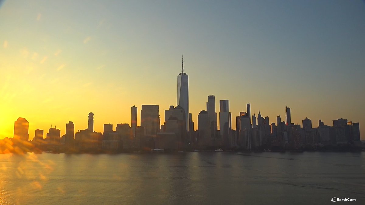 NWSNewYorkNY's tweet photo. What a beautiful sunrise in NYC to end the workweek! Enjoy the clear skies today as high temperatures will rebound into the upper 80s for much of the area! Warm temperatures will stay with us through at least the beginning of next week! #HappyFriday #NYwx #NJwx #CTwx https://t.co/8rpF3g8UMD